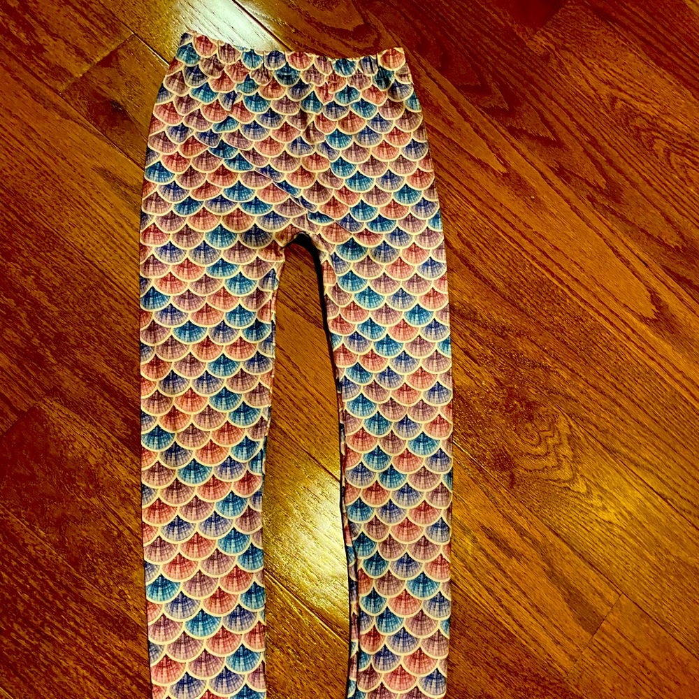 Girl’s leggings with fun shell pattern
